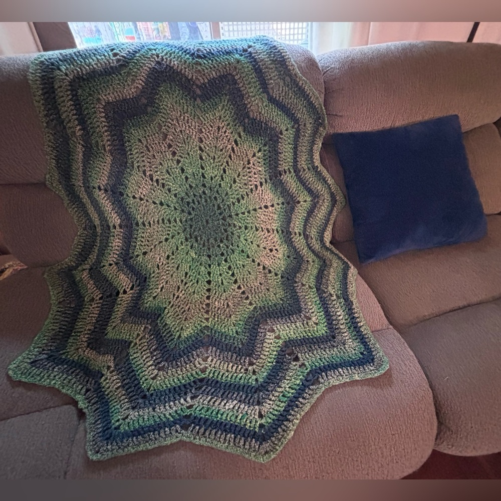 Green Irish Moss Ombre Crochet Blanket – 41” 12-Point Starburst Vintage Handmade
